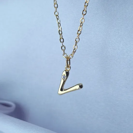 Imagen de Collar con Pequeño Brillo Inicial V Talla 4501